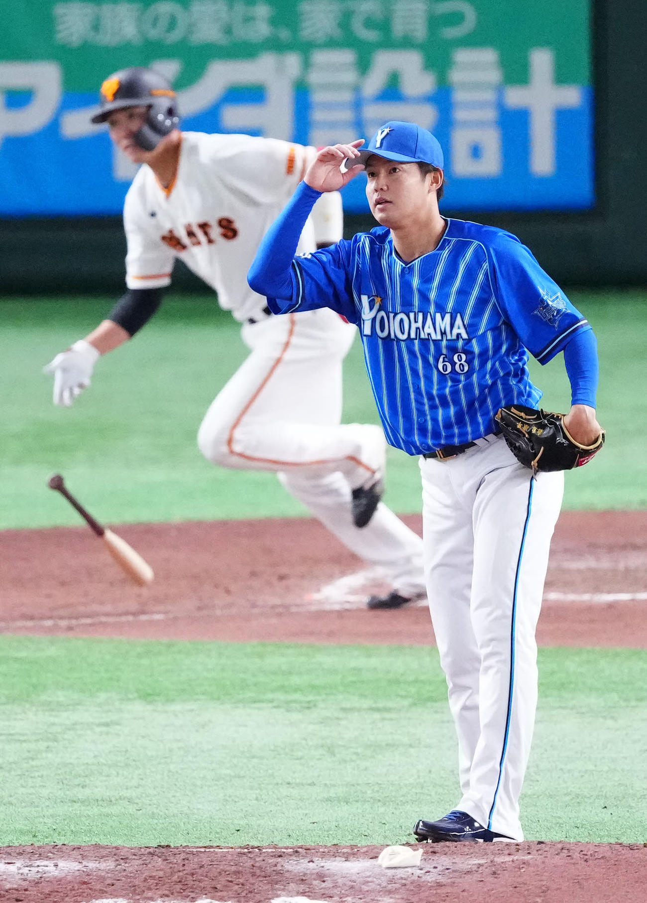 巨人対DeNA 9回裏巨人1死、坂本（後方）を右飛に仕留める森原（撮影・江口和貴）