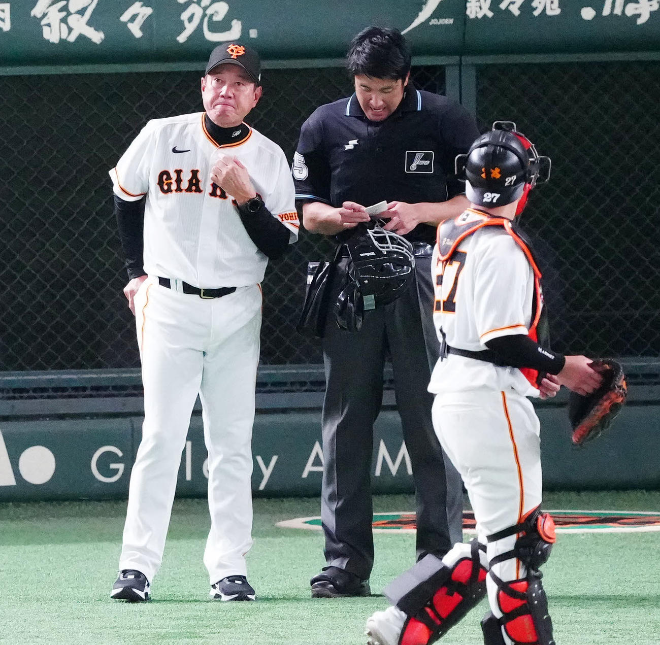 巨人対DeNA 8回表開始前、選手交代を告げる巨人原監督（左）（撮影・江口和貴）