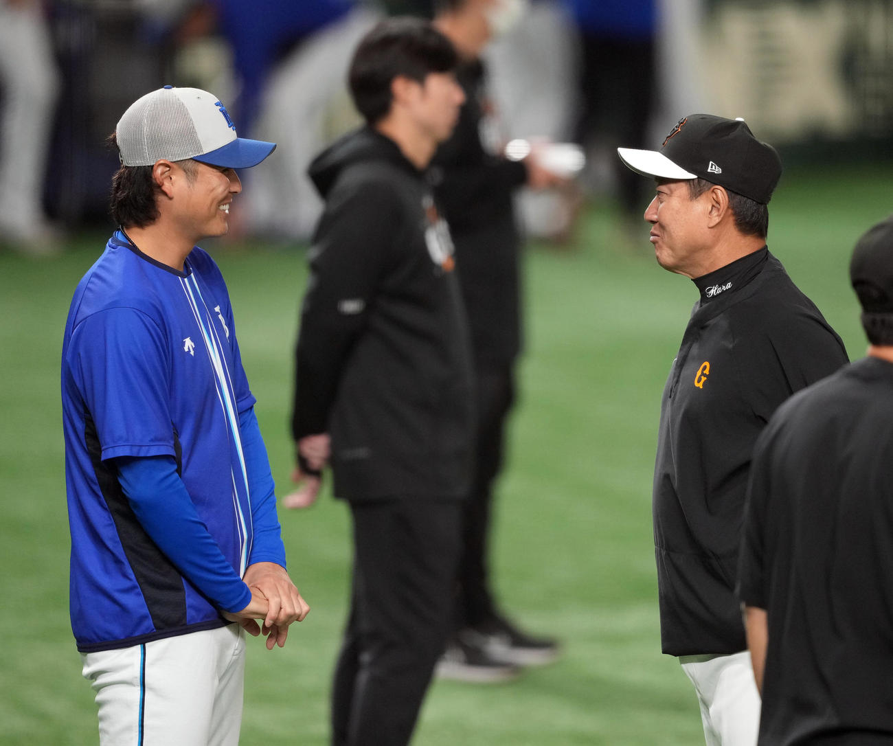 巨人対DeNA　試合前の練習で話をする宮国（左）と原監督（撮影・狩俣裕三）