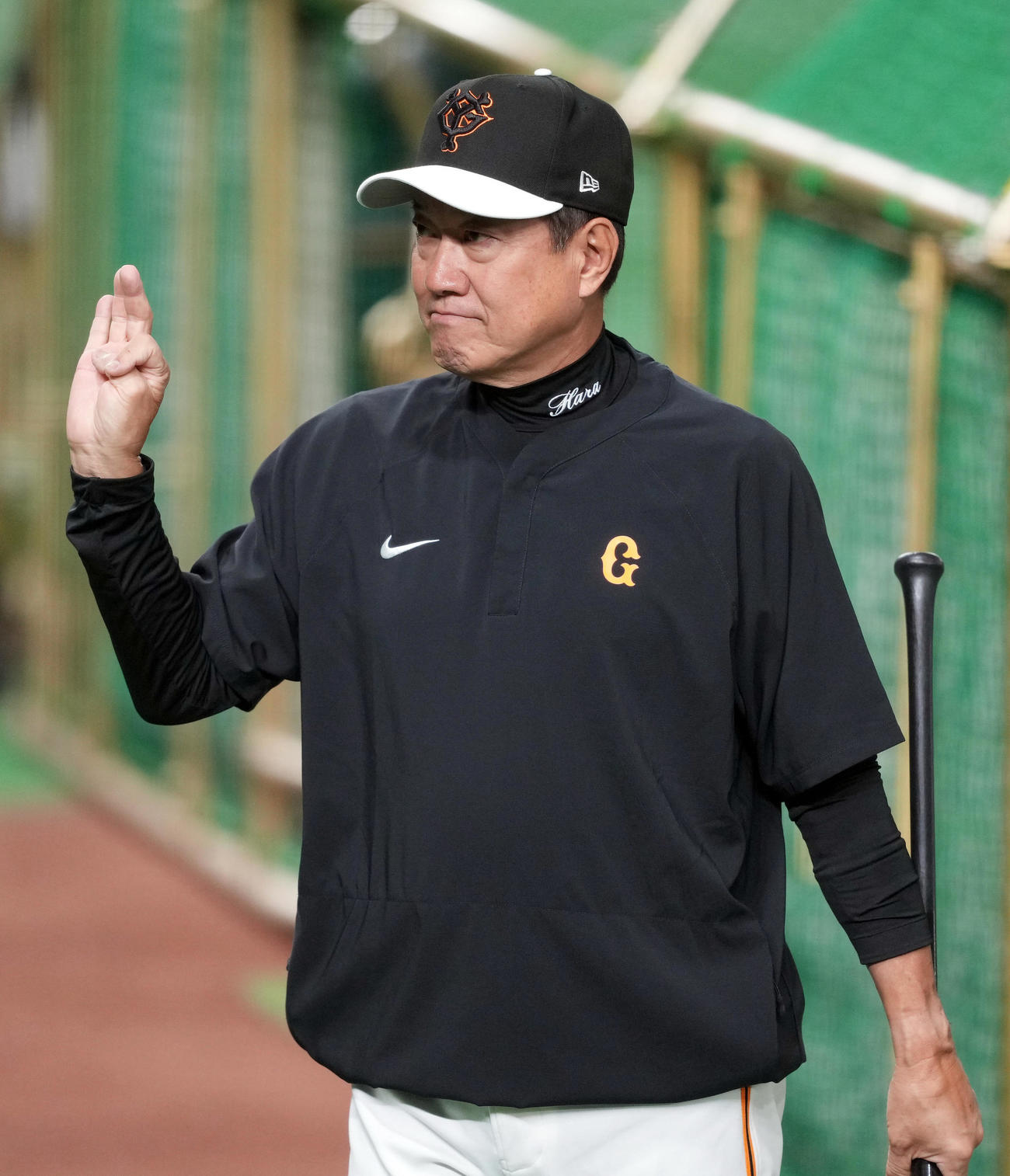巨人対DeNA　試合前、練習でWBCの日本－メキシコ戦の8回表メキシコの点数を「4点？」とスタッフに確認する原監督（撮影・狩俣裕三）