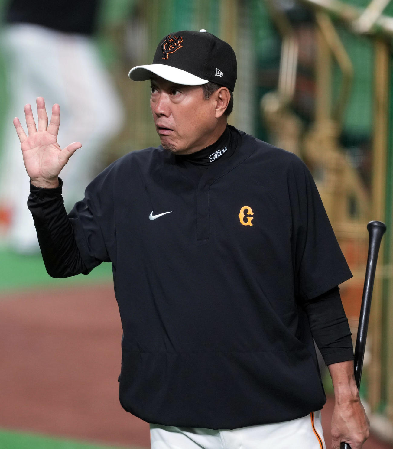 巨人対DeNA　試合前、練習でWBCの日本－メキシコ戦の8回表メキシコの点数を5点とスタッフに聞き、驚いた表情を見せる原監督（撮影・狩俣裕三）