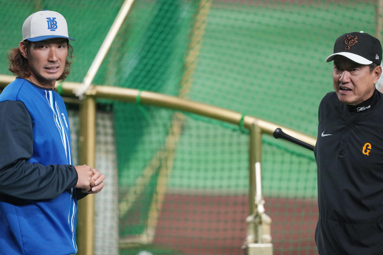 巨人対DeNA　試合前に談笑する大田（左）と原監督（撮影・狩俣裕三）
