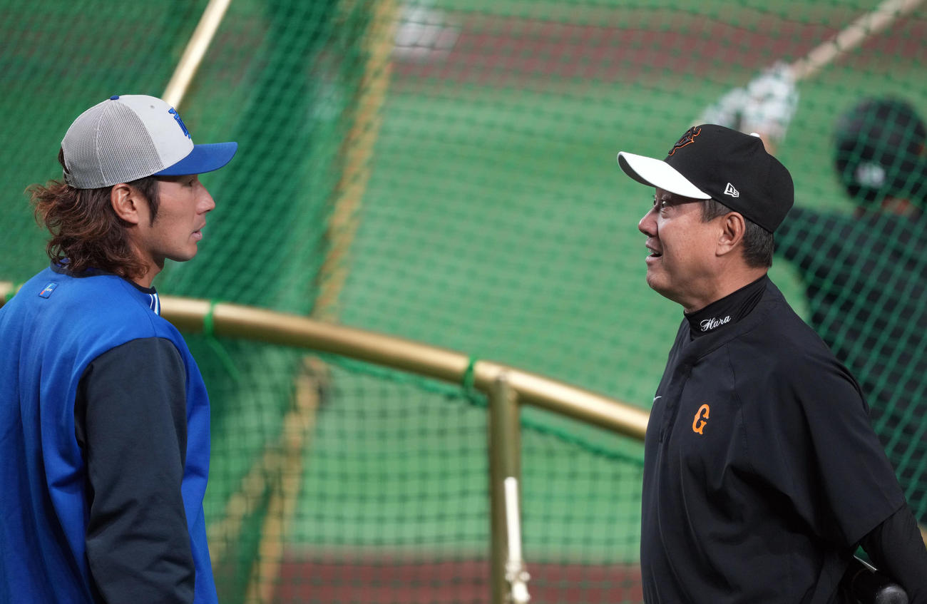 巨人対DeNA　試合前に談笑する大田（左）と原監督（撮影・狩俣裕三）