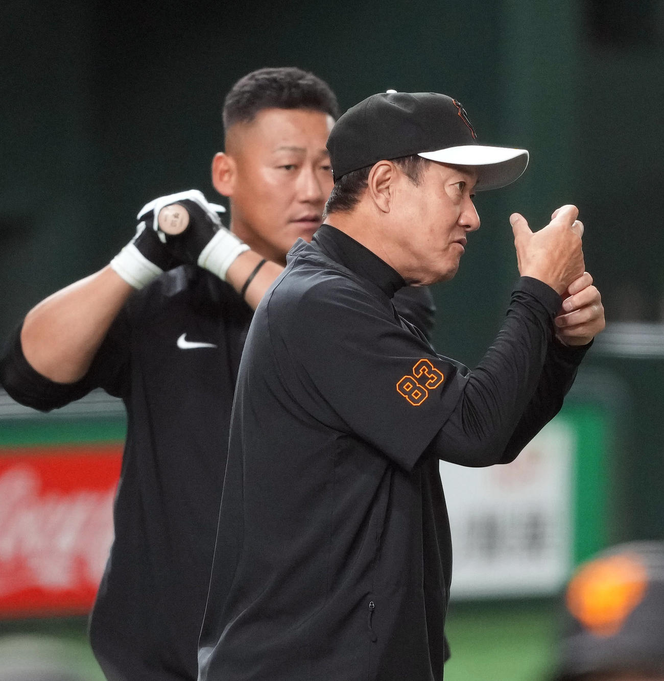 巨人対DeNA　試合前、中田（後方）に打撃指導する原監督（撮影・狩俣裕三）