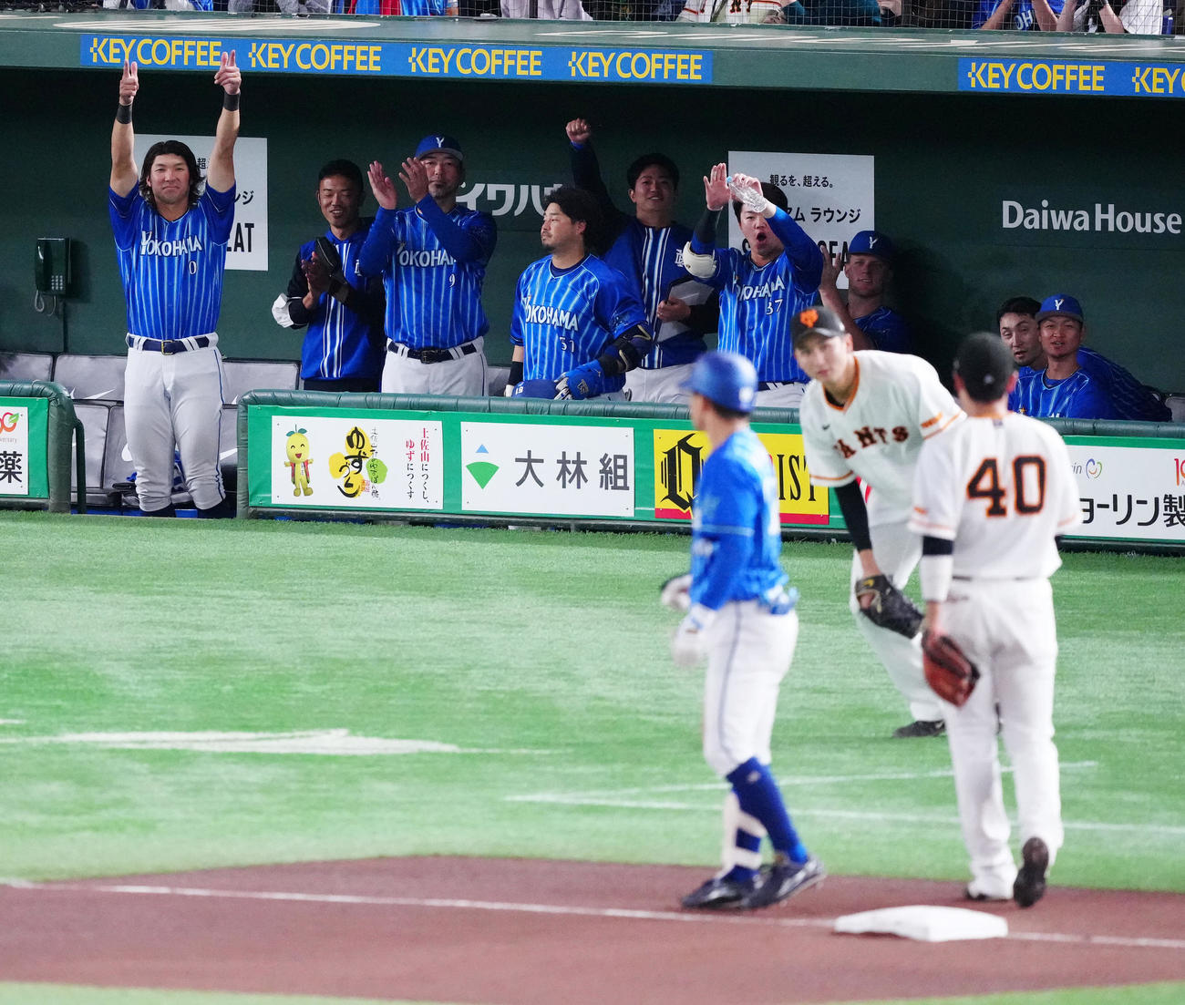 巨人対DeNA 6回表DeNA1死、三塁打を放った林（手前左）を祝福する大田（左端）ら（撮影・江口和貴）