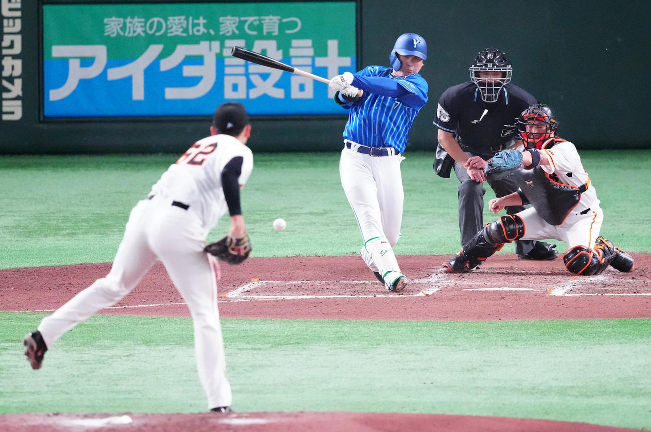 巨人対DeNA 6回表DeNA1死三塁、佐野の一ゴロの間に三塁走者林が生還し先制点を上げる。投手横川（撮影・江口和貴）