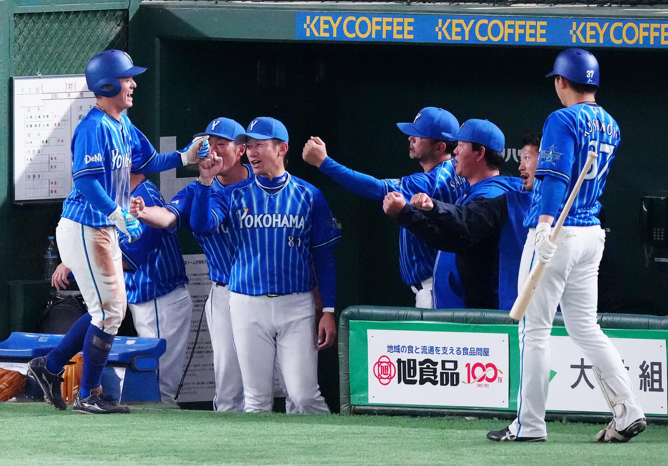 巨人対DeNA 6回表DeNA1死三塁、佐野の一ゴロで生還し、三浦監督（左から4人目）とタッチを交わす林（左端）（撮影・江口和貴）