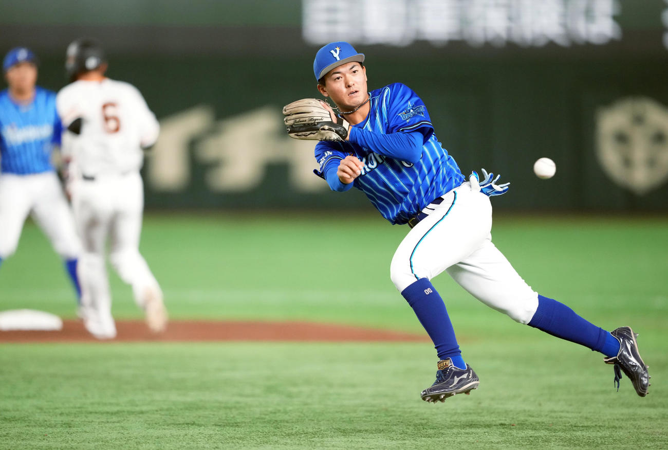 巨人対DeNA 4回裏巨人1死一塁、ブリンソンの送りバントを処理する林（撮影・狩俣裕三）