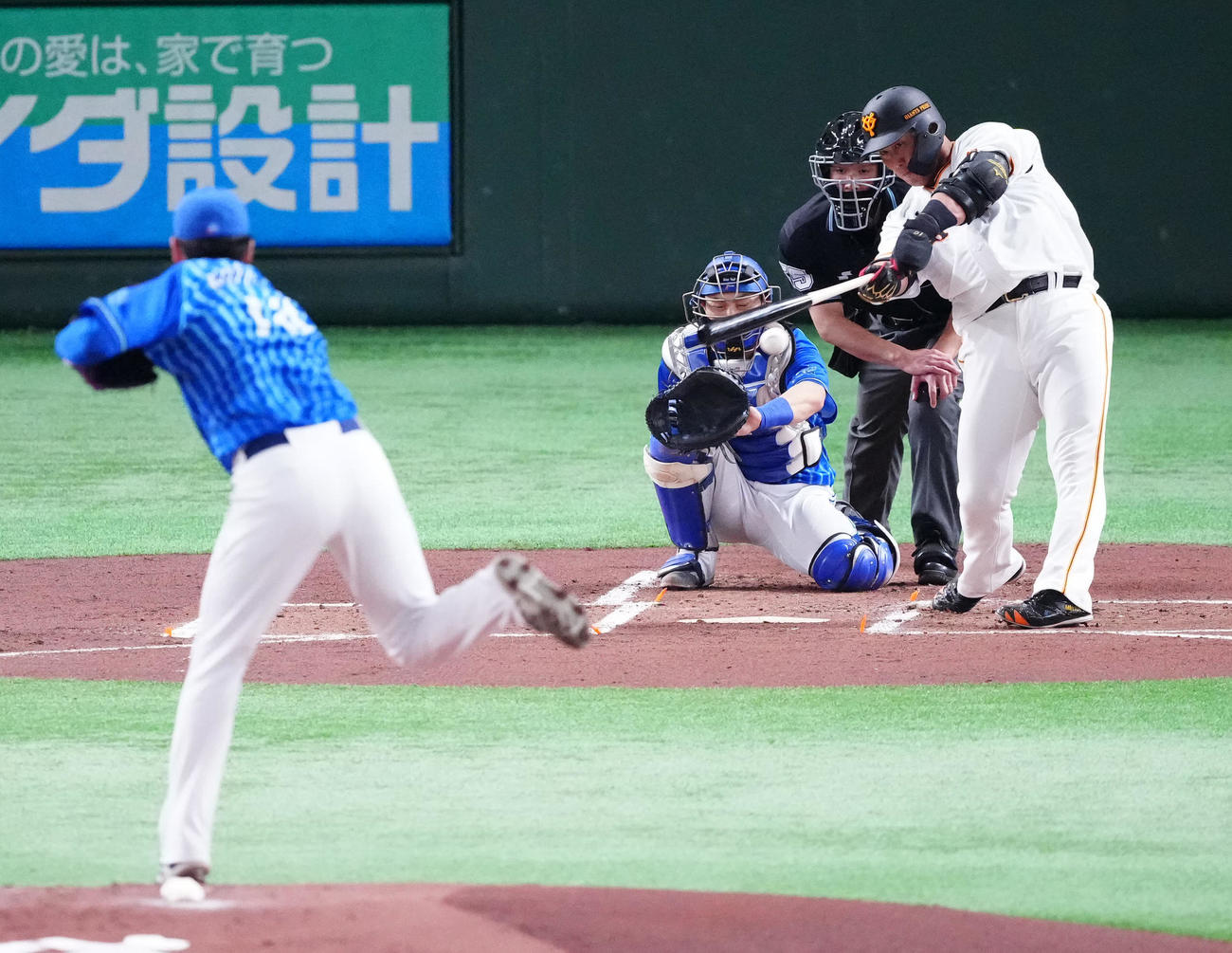 巨人対DeNA 1回裏巨人2死、左前打を放つ中田翔。投手小園（撮影・江口和貴）