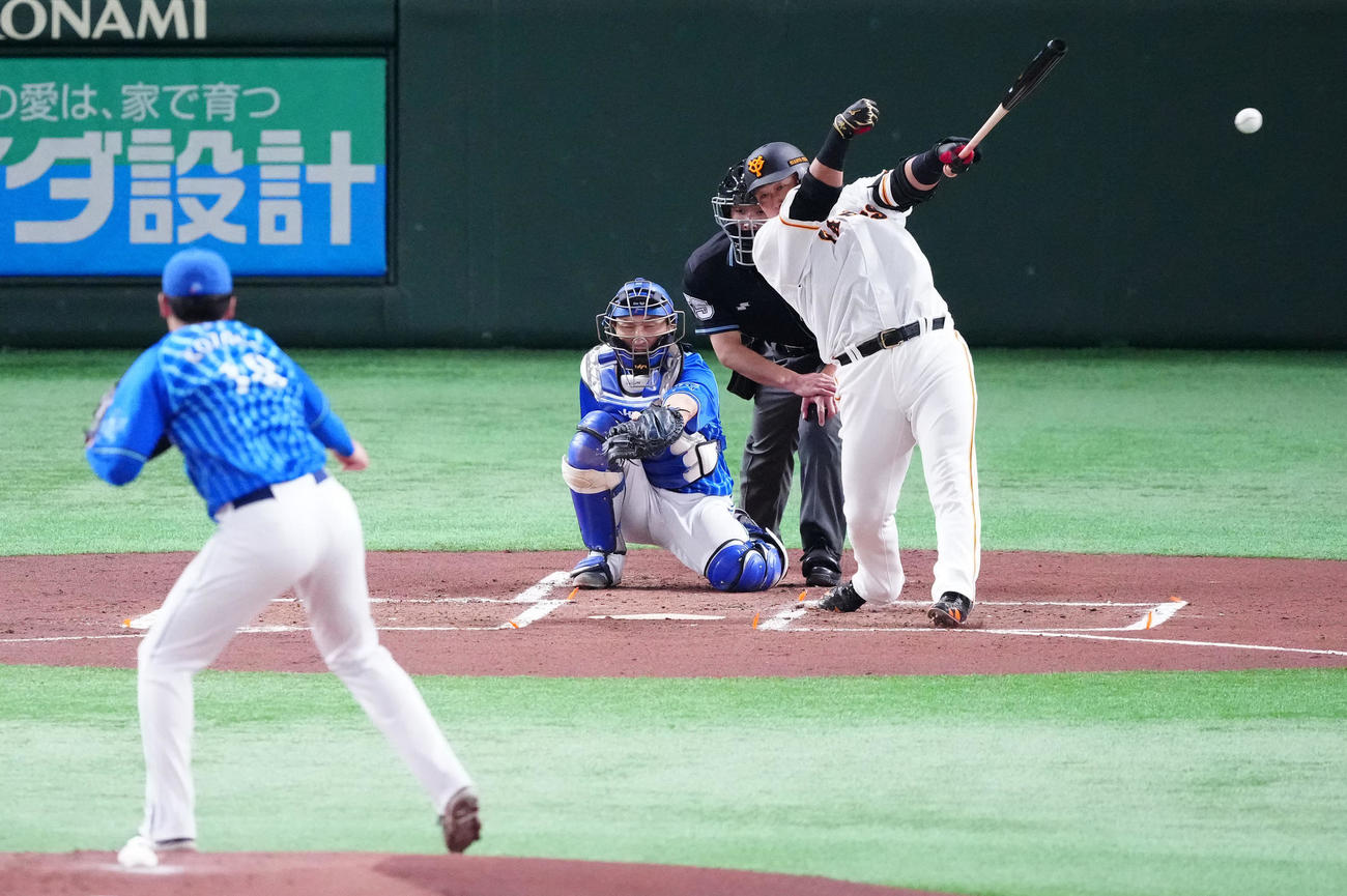 巨人対DeNA 1回裏巨人2死、左前打を放つ中田翔。投手小園（撮影・江口和貴）