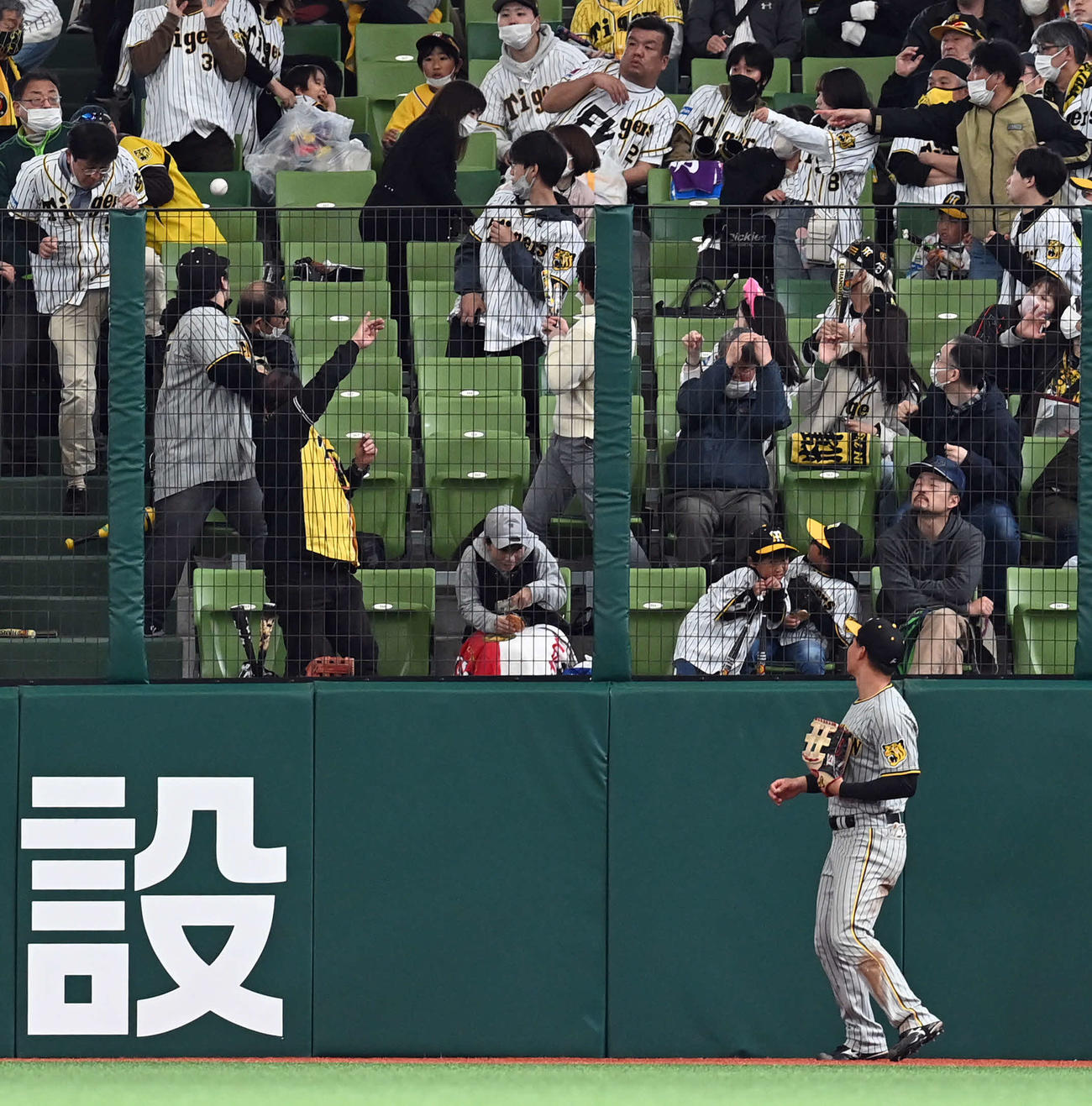 西武対阪神　8回裏西武2死、代打仲三河の打球を見送る右翼手森下（撮影・たえ見朱実）