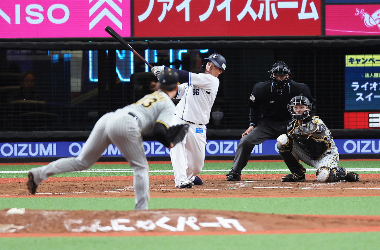 西武対阪神　8回裏西武2死、仲三河は2者連続となる本塁打を右越えに放つ。投手岩崎（撮影・足立雅史）