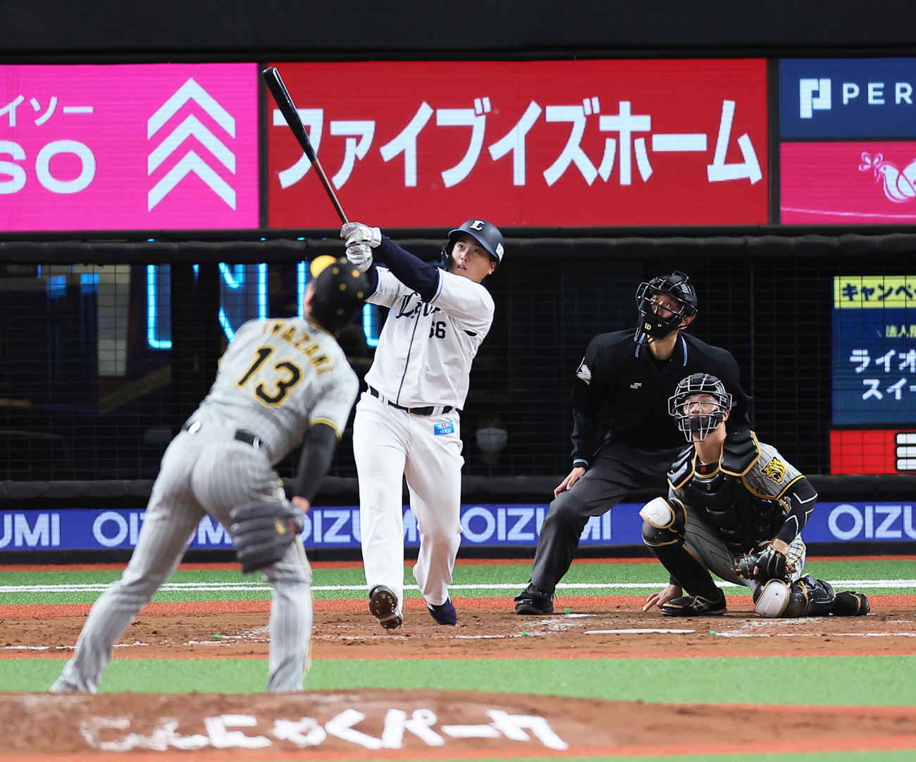 西武対阪神　8回裏西武2死、仲三河は2者連続となるソロ本塁打を右越えに放つ。投手岩崎（撮影・足立雅史）
