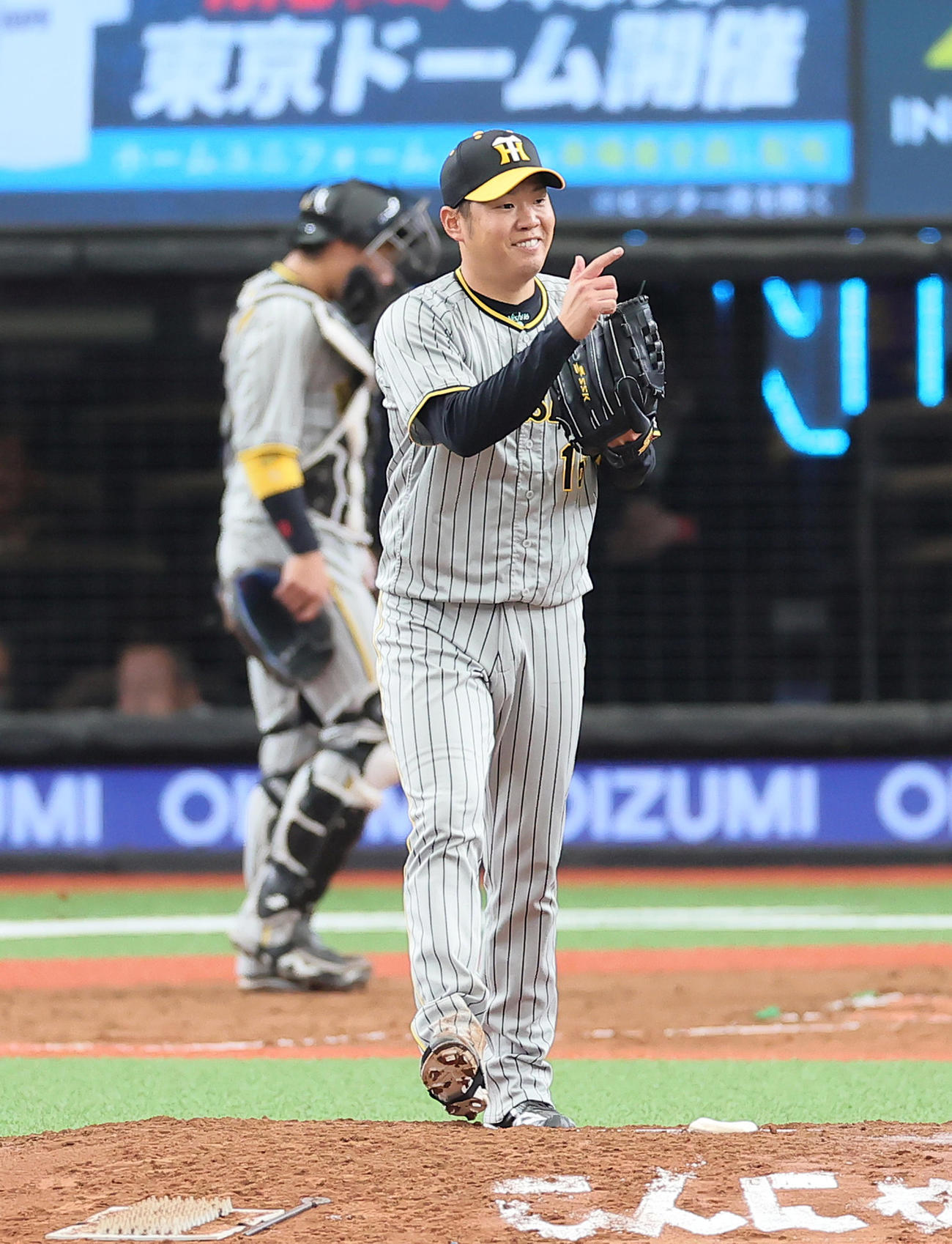 西武対阪神　4回裏西武1死、陽川を三ゴロに仕留め笑顔を見せる西勇（撮影・足立雅史）