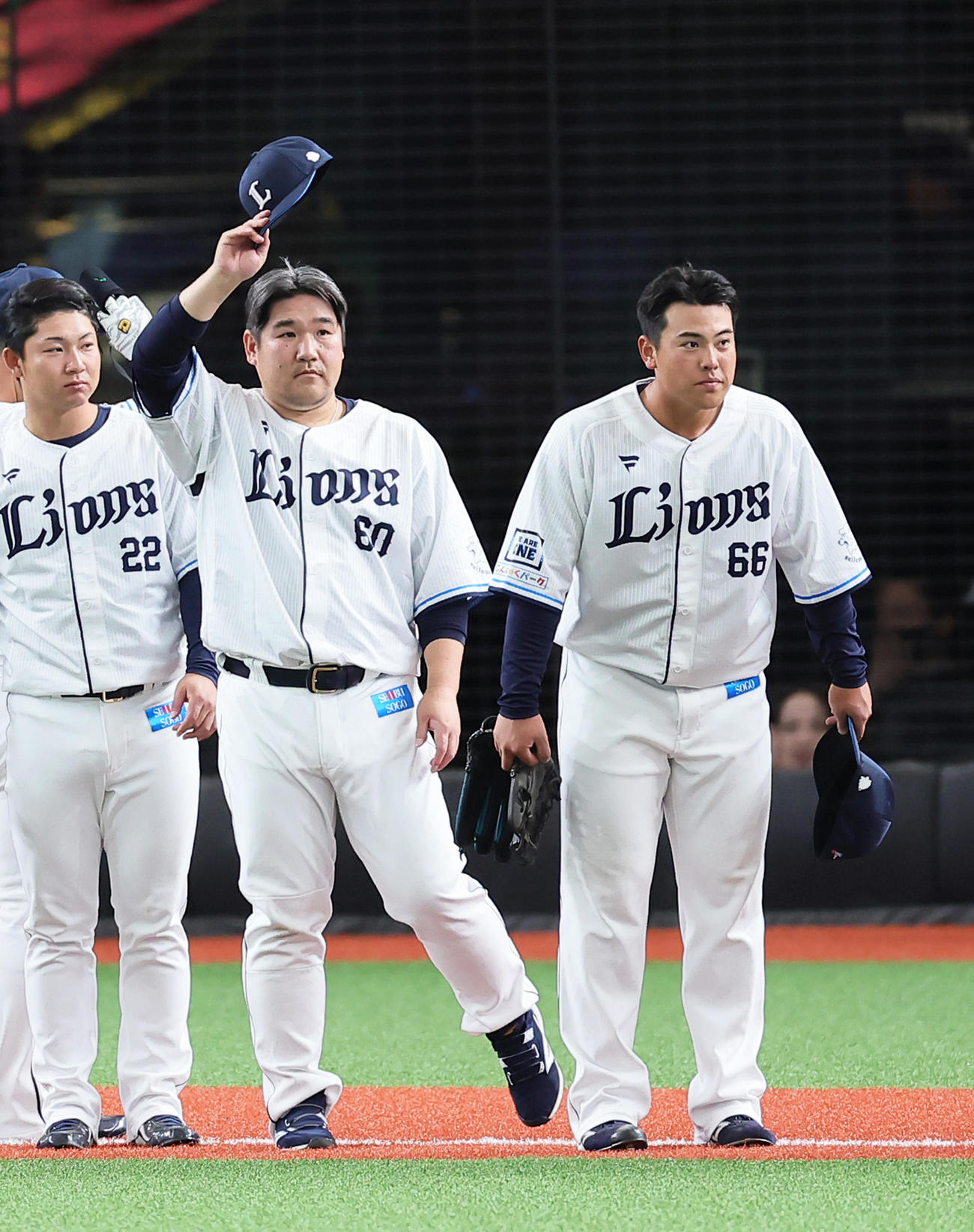 西武対阪神　勝利しスタンドの声援に応える西武の中村（中央）と仲三河（右）（撮影・足立雅史）