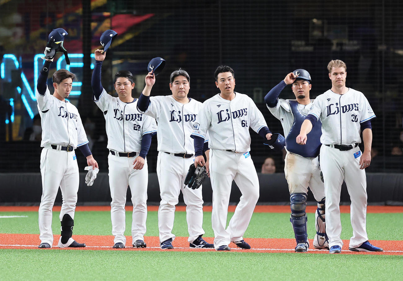 西武対阪神　勝利しスタンドの声援に応える西武の中村（中央左）と仲三河（同右）ら（撮影・足立雅史）