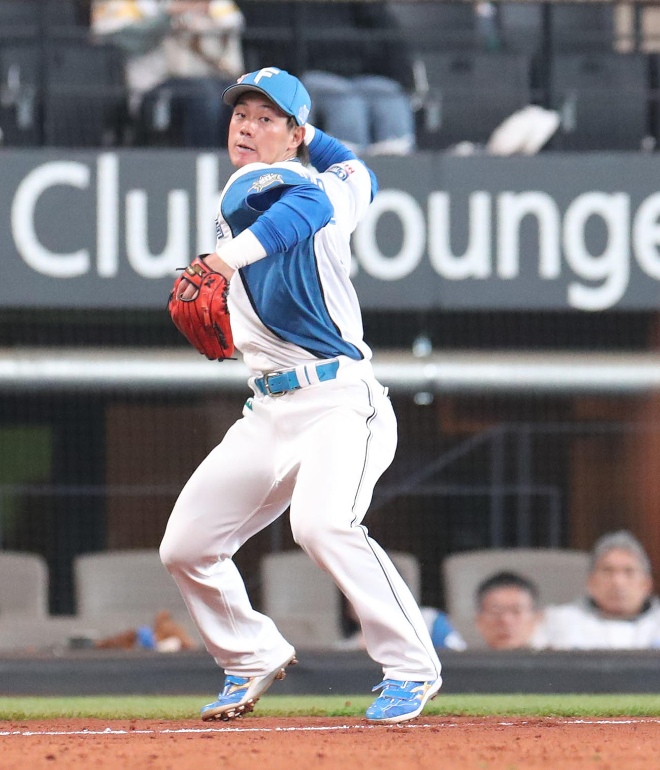 日本ハム対ソフトバンク　9回表ソフトバンク2死一、二塁、アストゥディーヨの打球を捕球し一塁に送球する福田光（撮影・佐藤翔太）