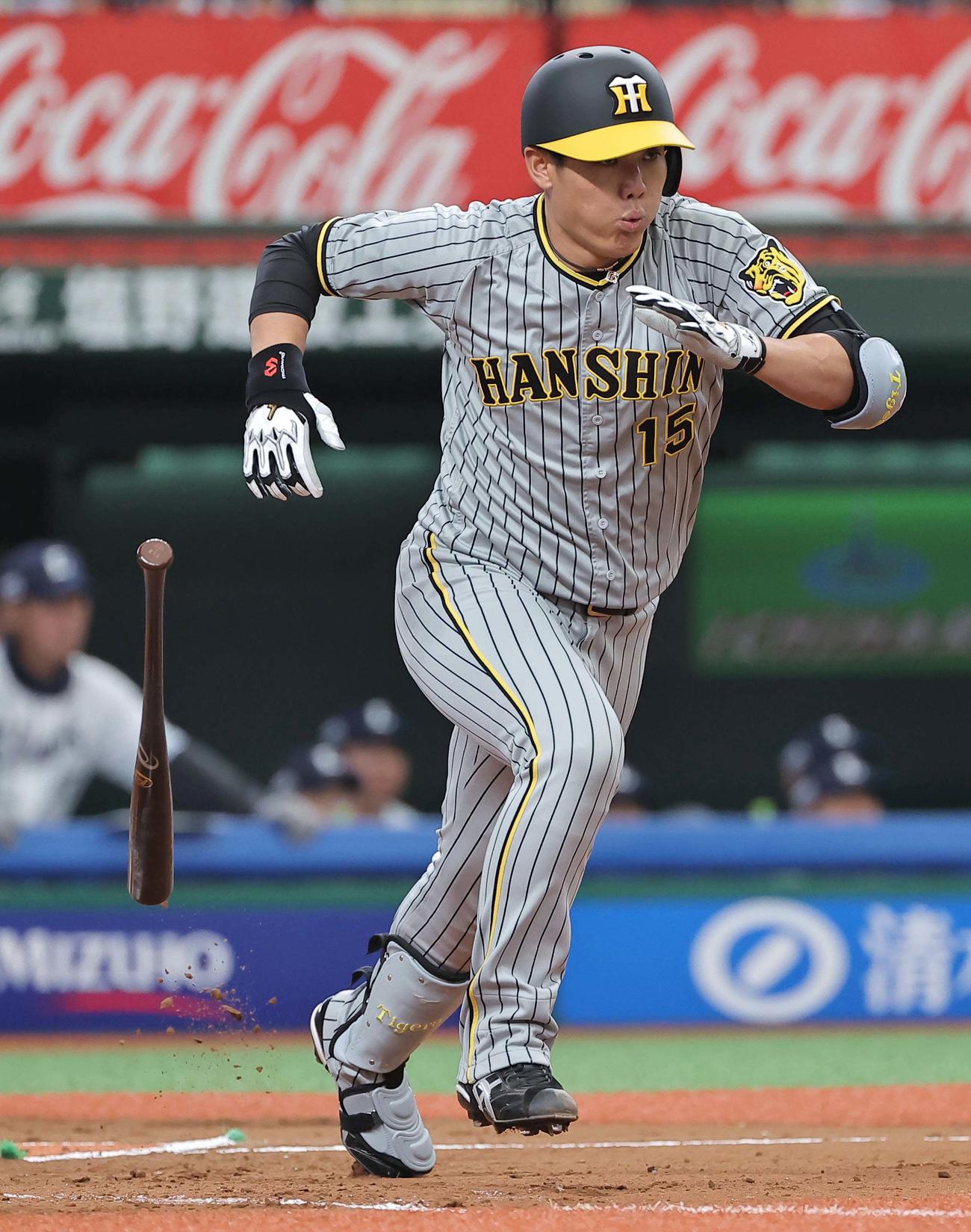 西武対阪神　3回表阪神2死、西純は投手強襲の内野安打を放つ（撮影・上田博志）