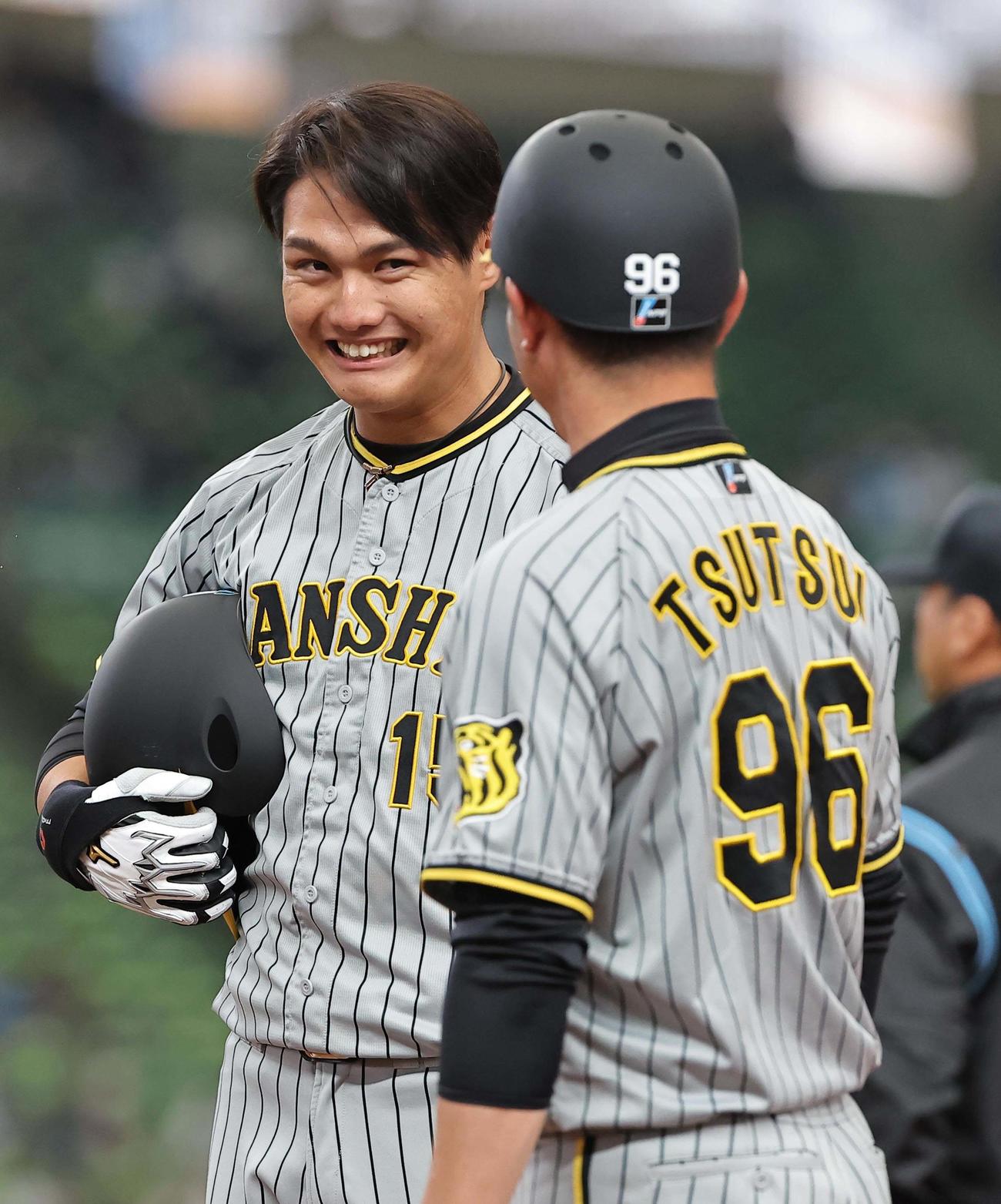 西武対阪神　3回表阪神2死、西純は投手強襲の内野安打を放つ（撮影・上田博志）