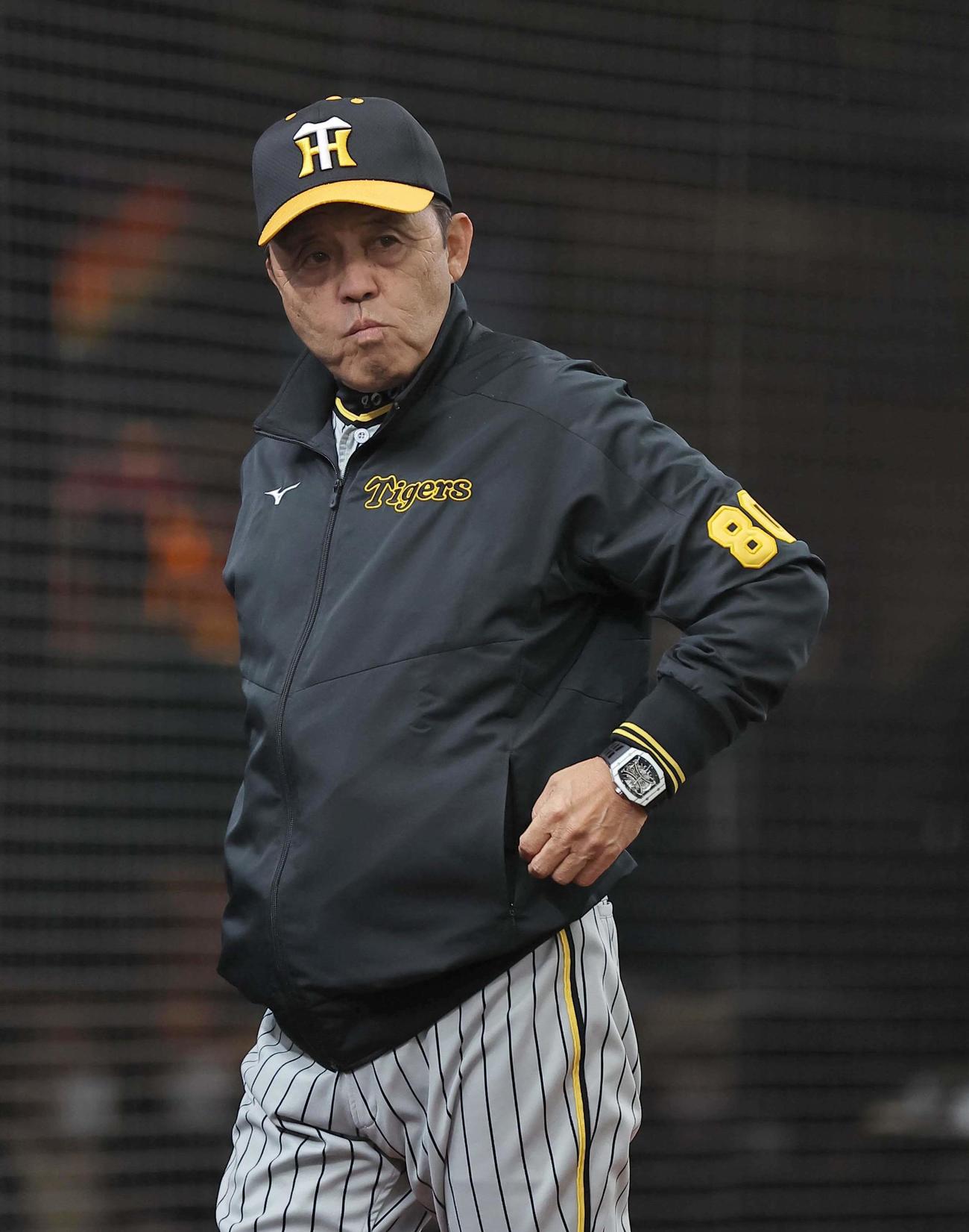 西武対阪神　選手交代を告げベンチに引き揚げる岡田監督（撮影・上田博志）