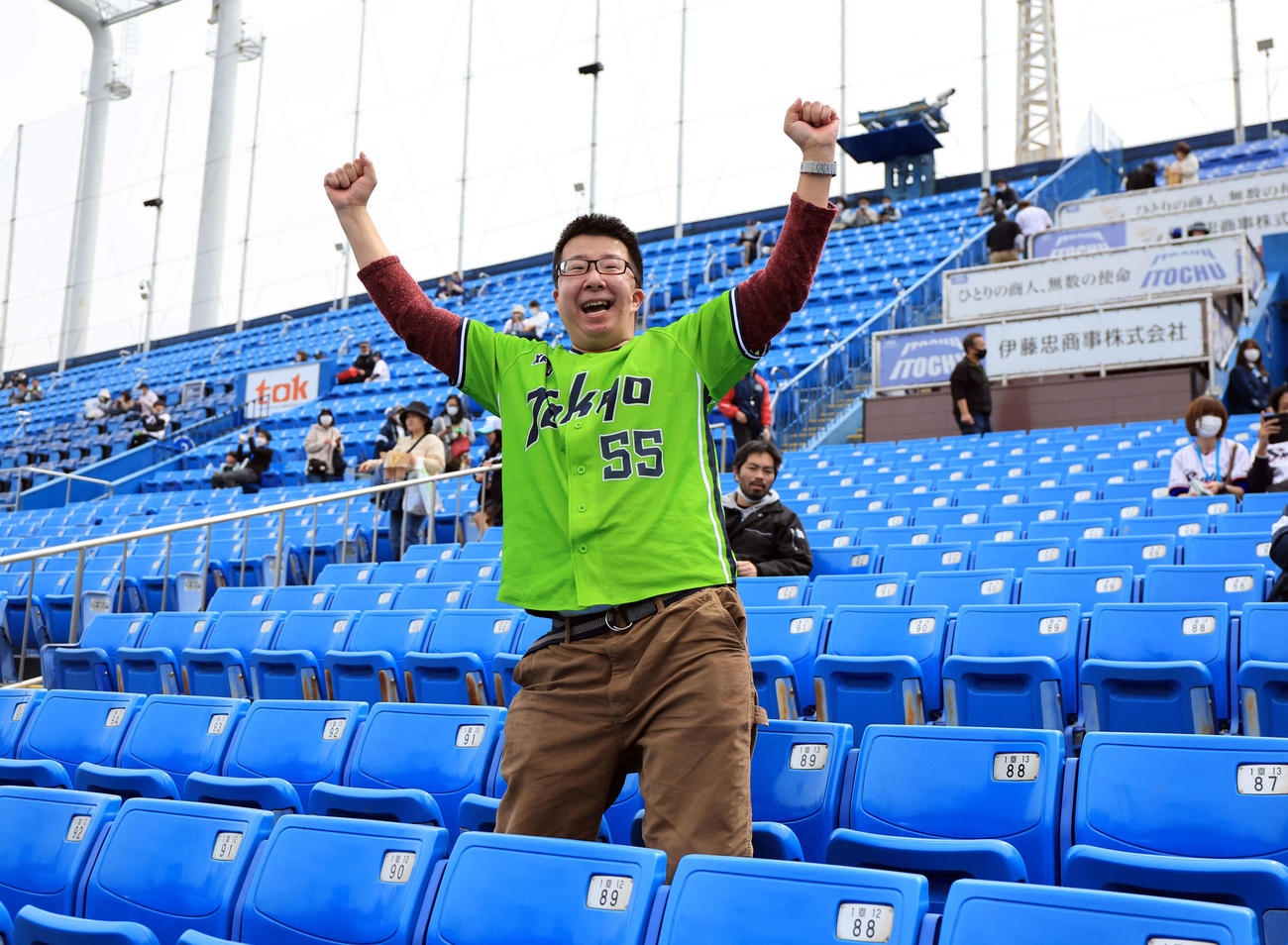 ヤクルト対楽天　試合前練習中、WBCでヤクルト村上のサヨナラ適時二塁打で決勝進出を決め、大喜びするファン（撮影・浅見桂子）