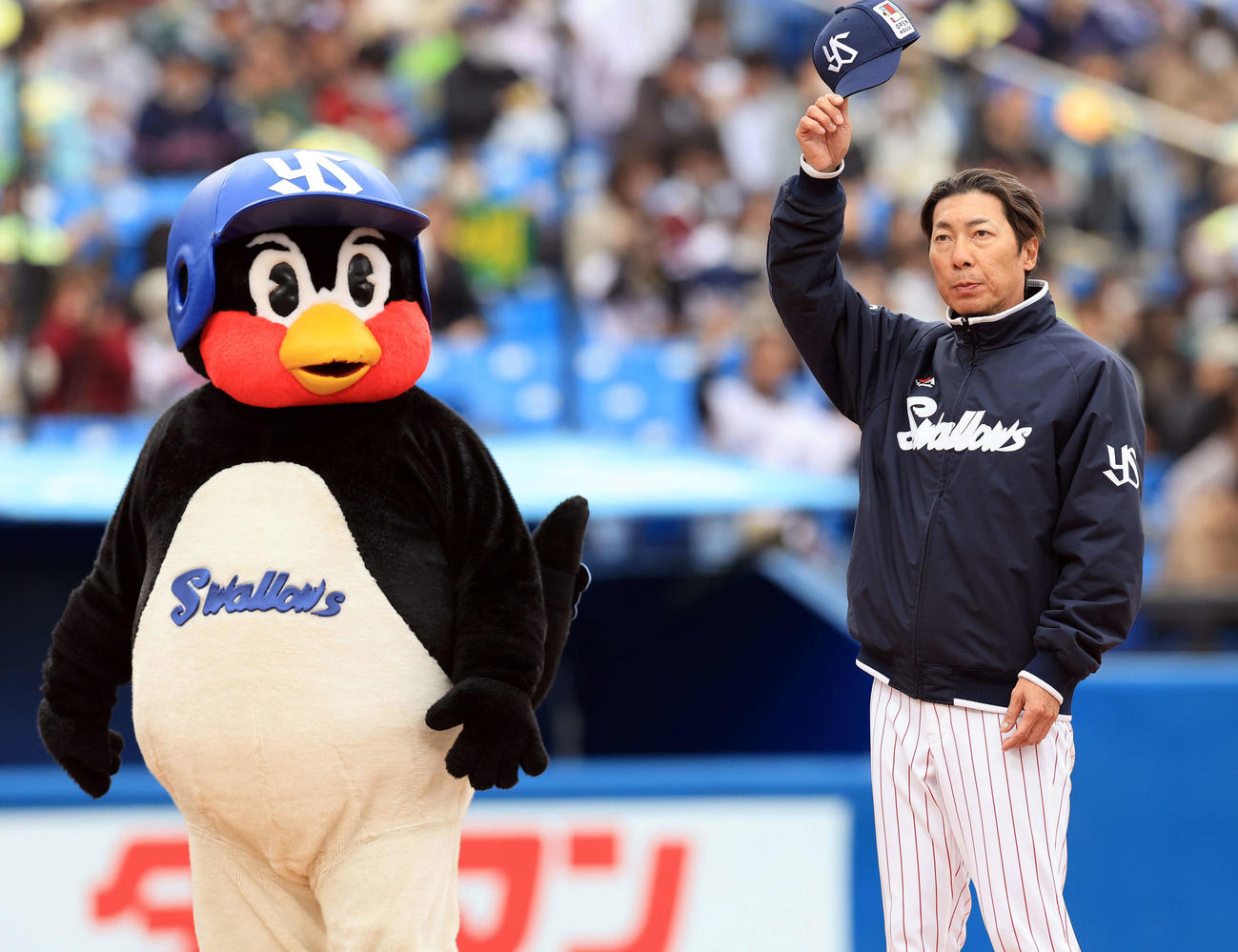 ヤクルト対楽天　3－2で勝利し、帽子を取ってあいさつするヤクルト高津監督（右）とつば九郎（撮影・浅見桂子）