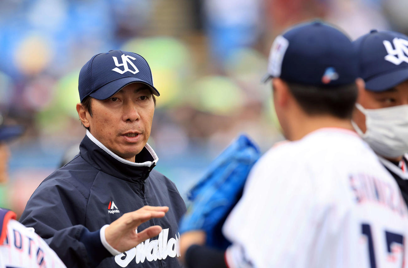 ヤクルト対楽天　3－2で勝利し、選手をハイタッチで迎えるヤクルト高津監督（撮影・浅見桂子）