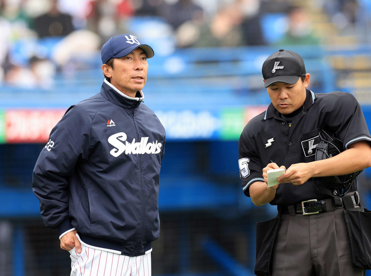 ヤクルト対楽天　選手交代を告げるヤクルト高津監督（撮影・浅見桂子）