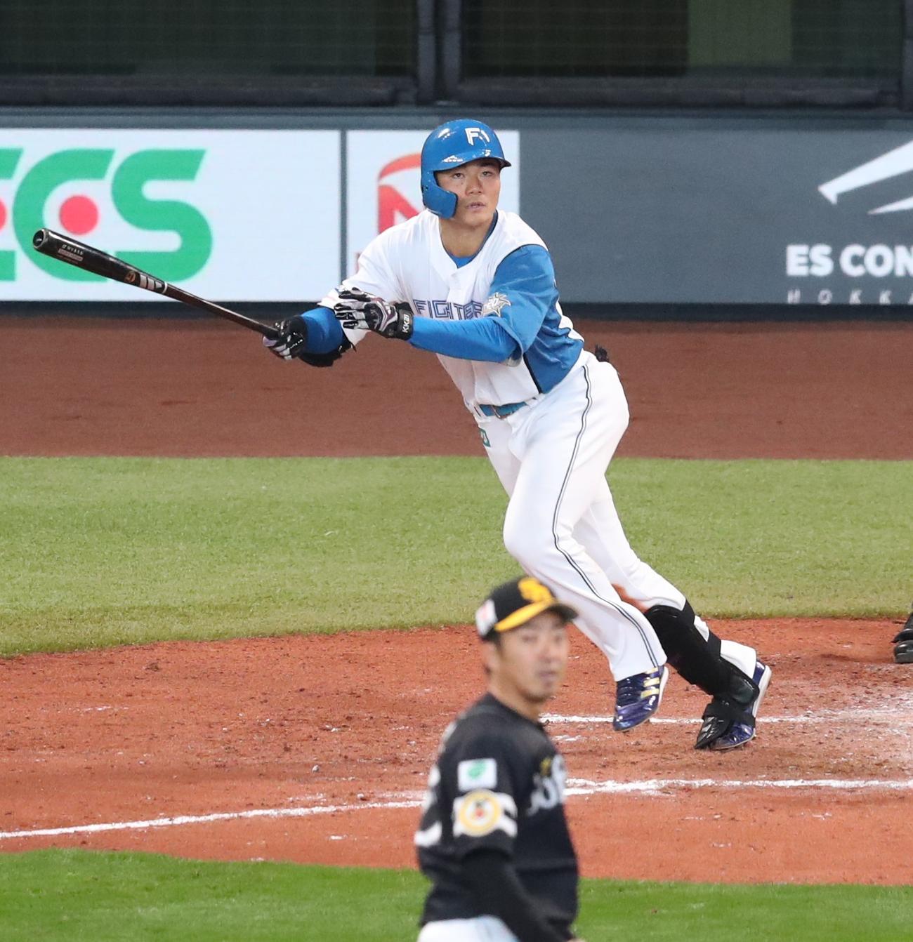 日本ハム対ソフトバンク　6回裏日本ハム無死三塁、左中間に適時二塁打を放つ清宮（撮影・黒川智章）