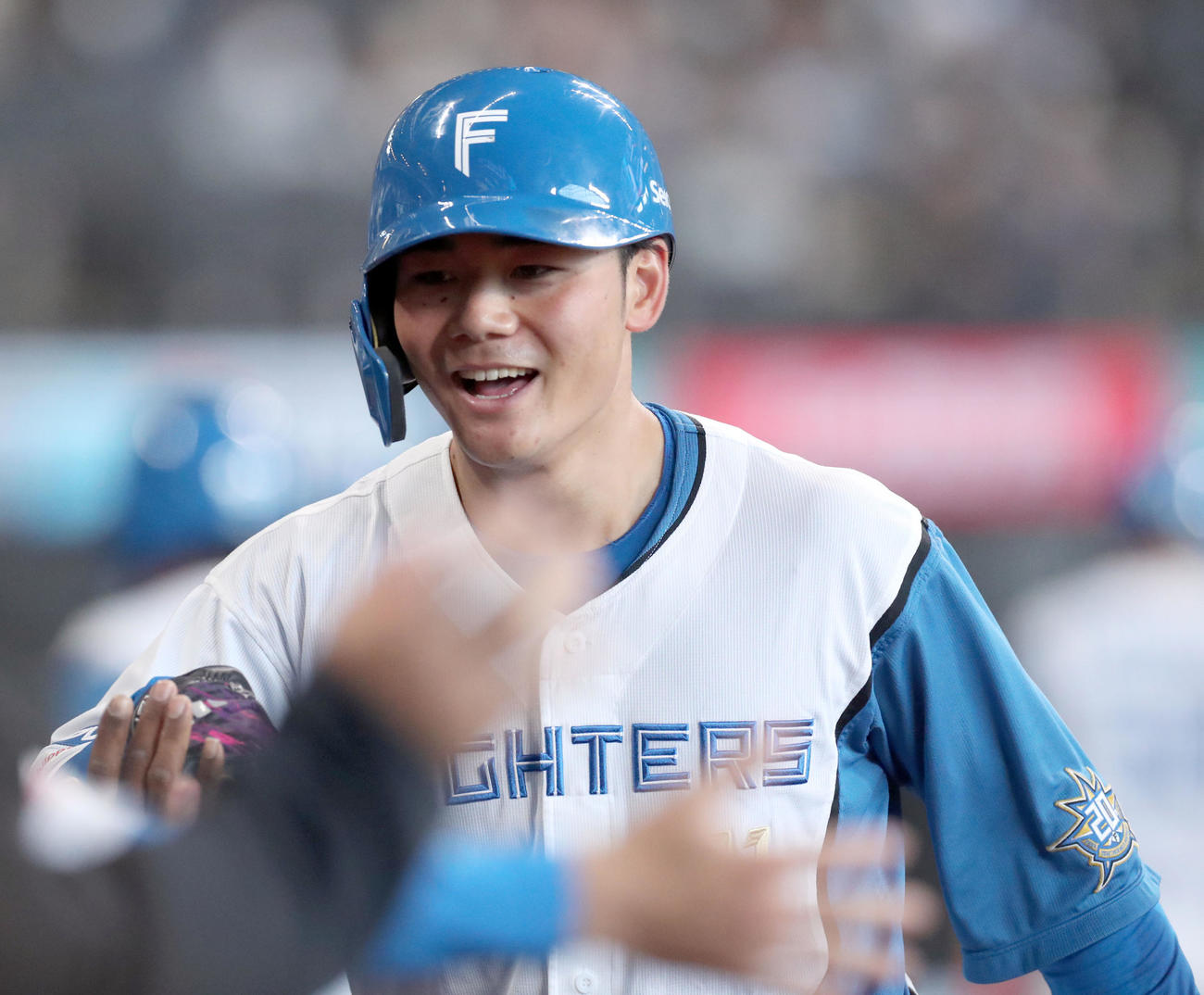 日本ハム対ソフトバンク　6回裏日本ハム1死一塁、伏見の一ゴロで生還した清宮はナインに出迎えられる（撮影・佐藤翔太）