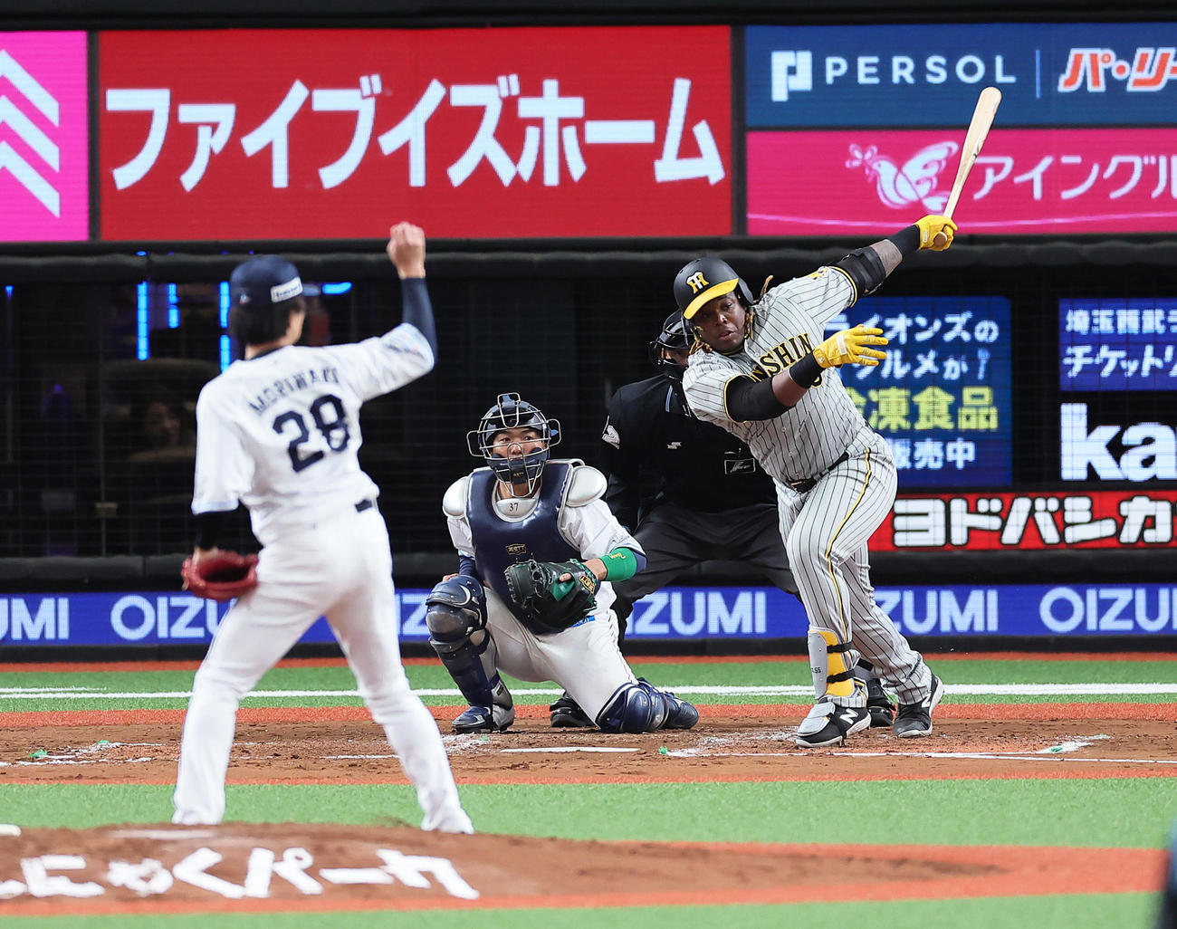 西武対阪神　8回表阪神無死、ミエセスは左前打を放つ。投手森脇（撮影・足立雅史）