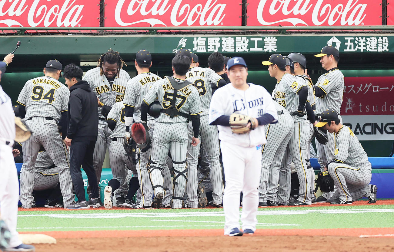試合前の円陣で声出しを行い笑顔を見せる阪神ミエセス（左から3人目）（撮影・足立雅史）
