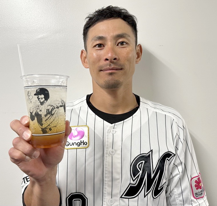 限定カップの「オギのエナジークラフトコーラ」を手に持つロッテ荻野（球団提供）