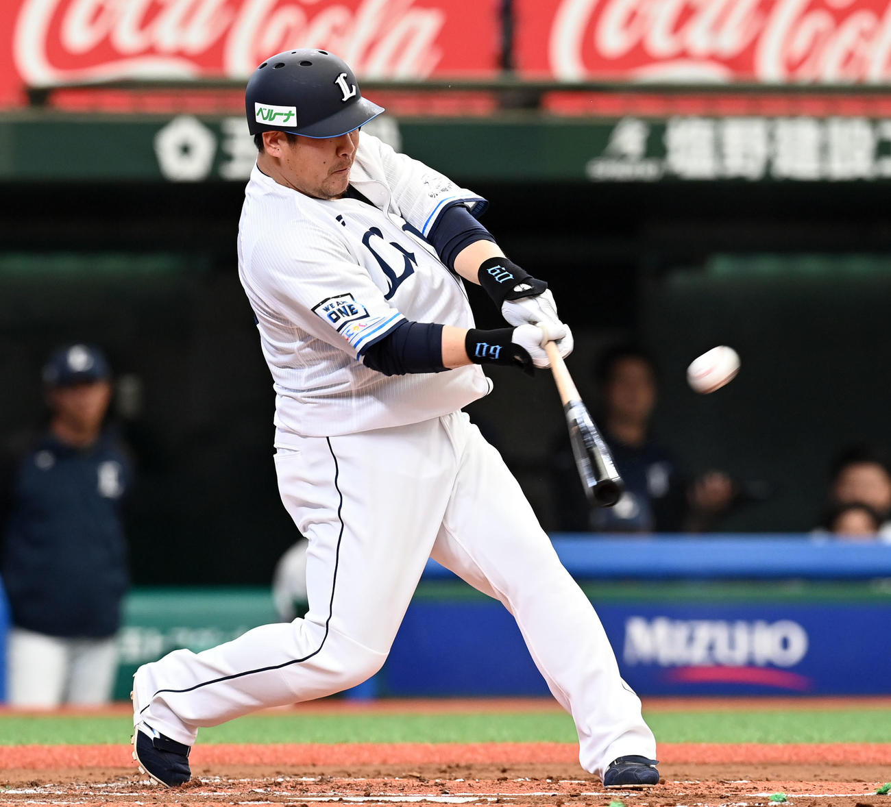西武対楽天　1回裏西武2死一塁、左越えに勝ち越しの2点本塁打を放つ中村（撮影・たえ見朱実）
