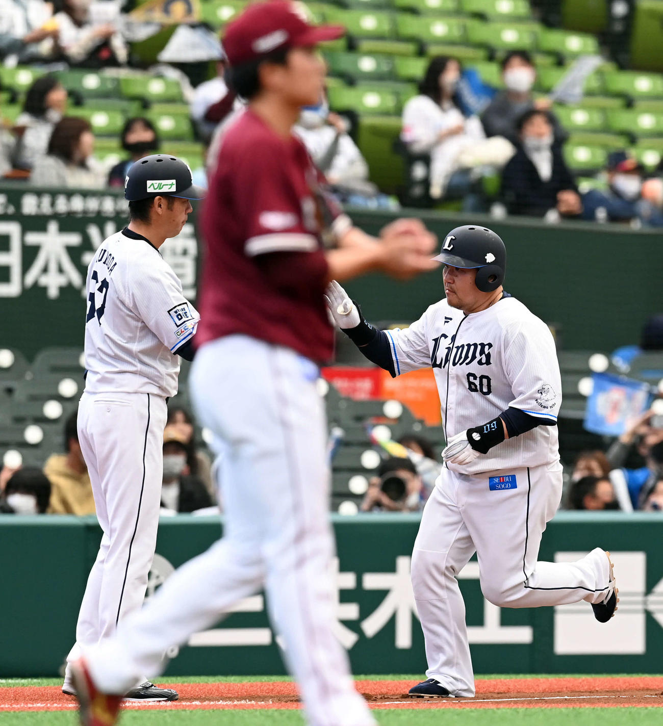 西武対楽天　1回裏西武2死一塁、勝ち越しの2点本塁打を放った中村剛也。手前は投手早川（撮影・たえ見朱実）