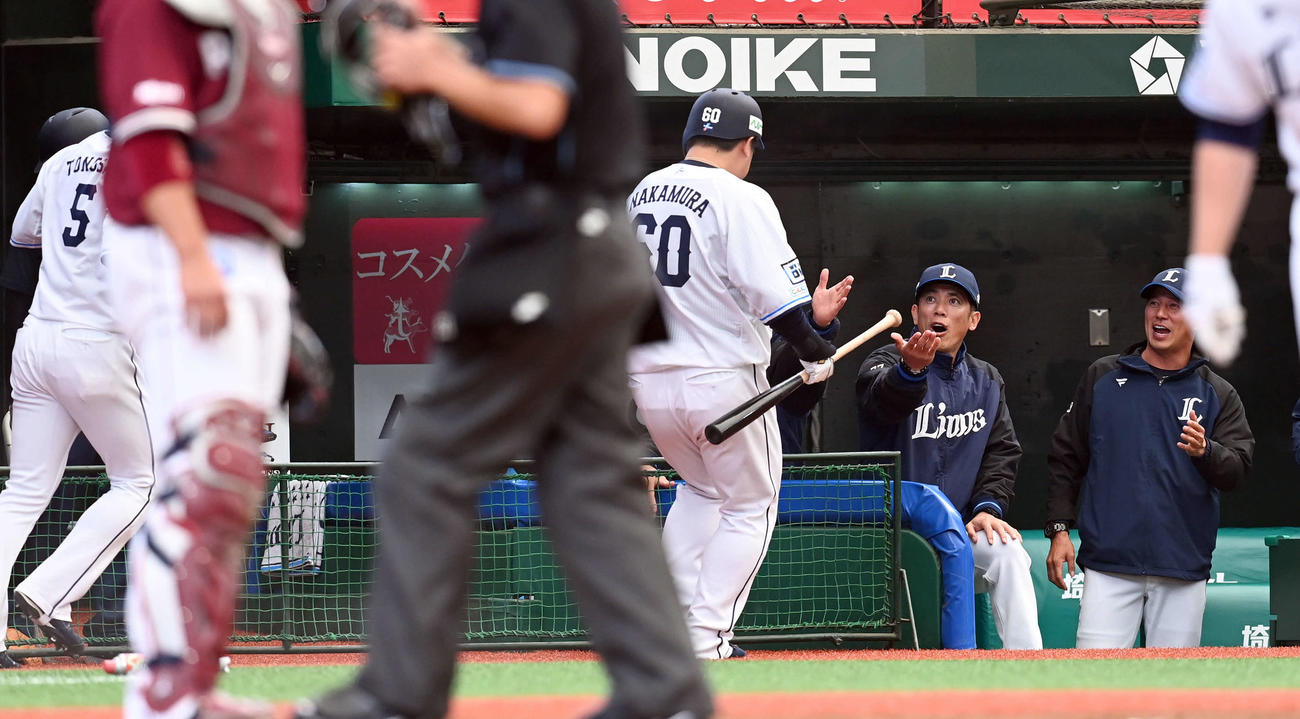 西武対楽天　1回裏西武2死一塁、勝ち越しの2点本塁打を放った中村を迎える松井監督（撮影・たえ見朱実）