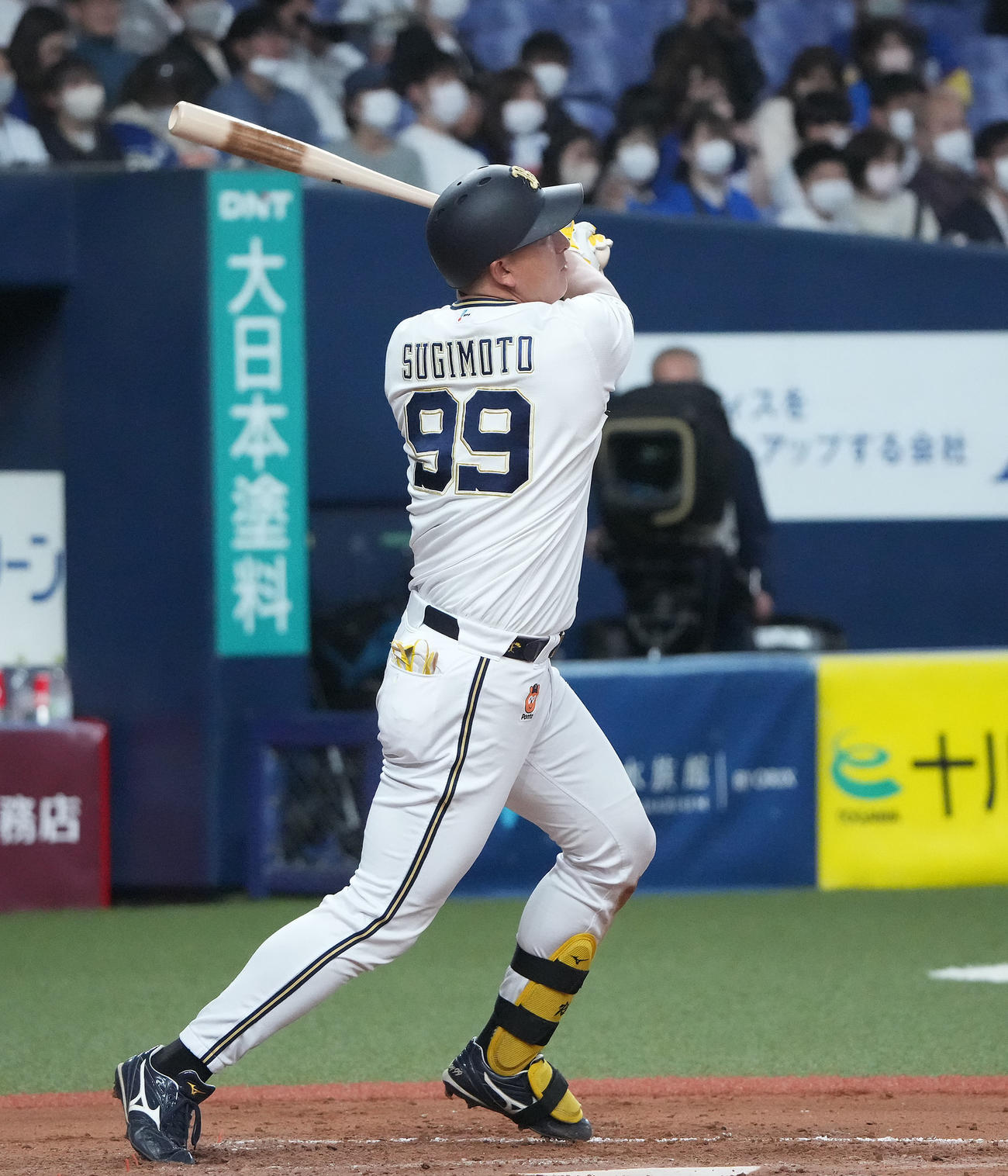オリックス対中日戦　5回裏オリックス2死、中越え本塁打を放つ杉本（撮影・森本幸一）