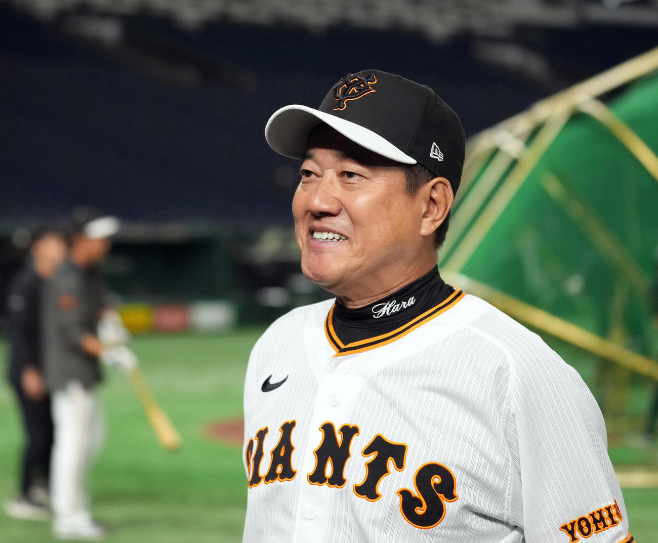 巨人対阪神　試合前、報道陣に対応し、WBCを優勝した日本代表を祝福する原監督（撮影・狩俣裕三）