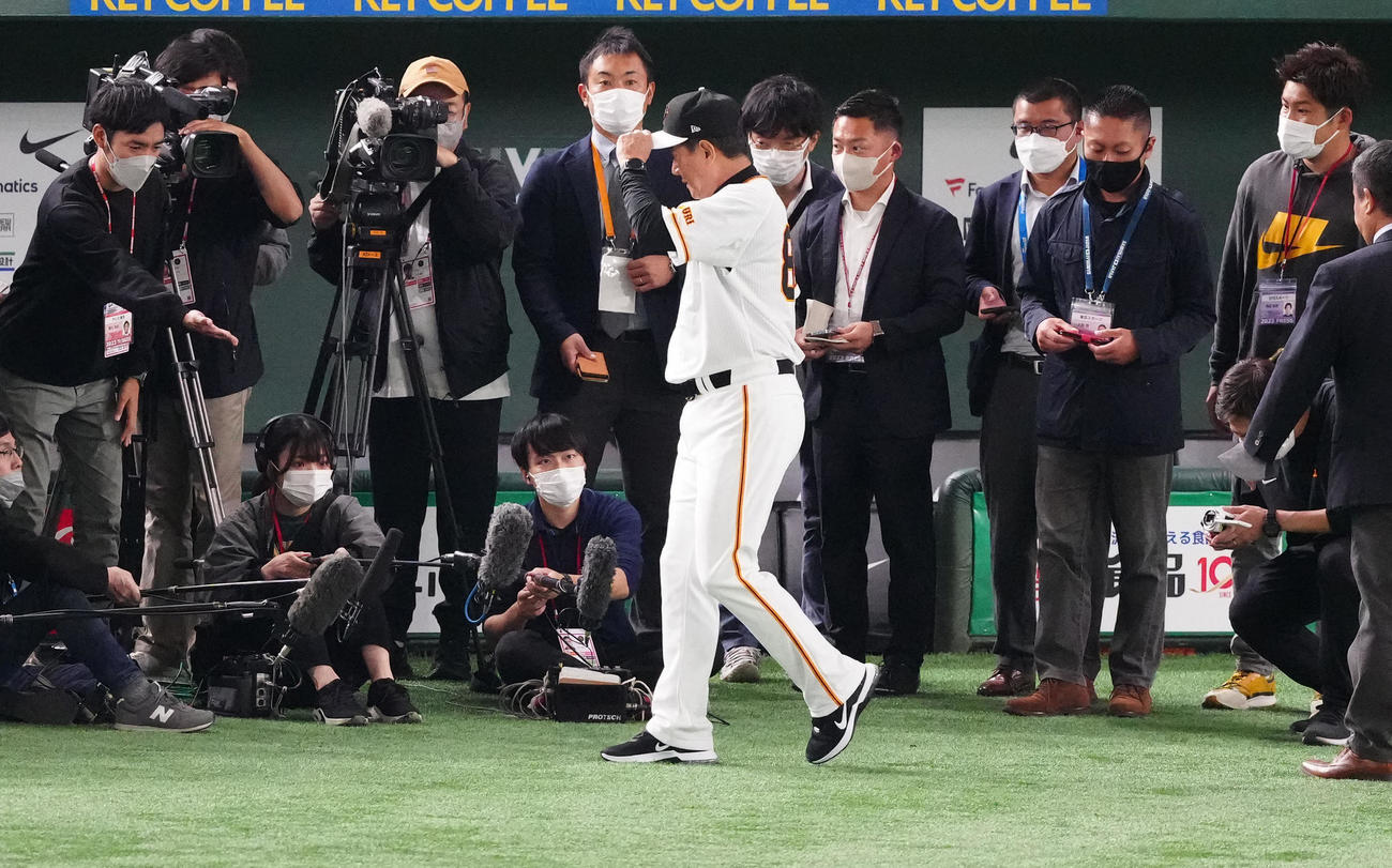 巨人対阪神　試合前、取材に応じる巨人原監督（中央）（撮影・江口和貴）
