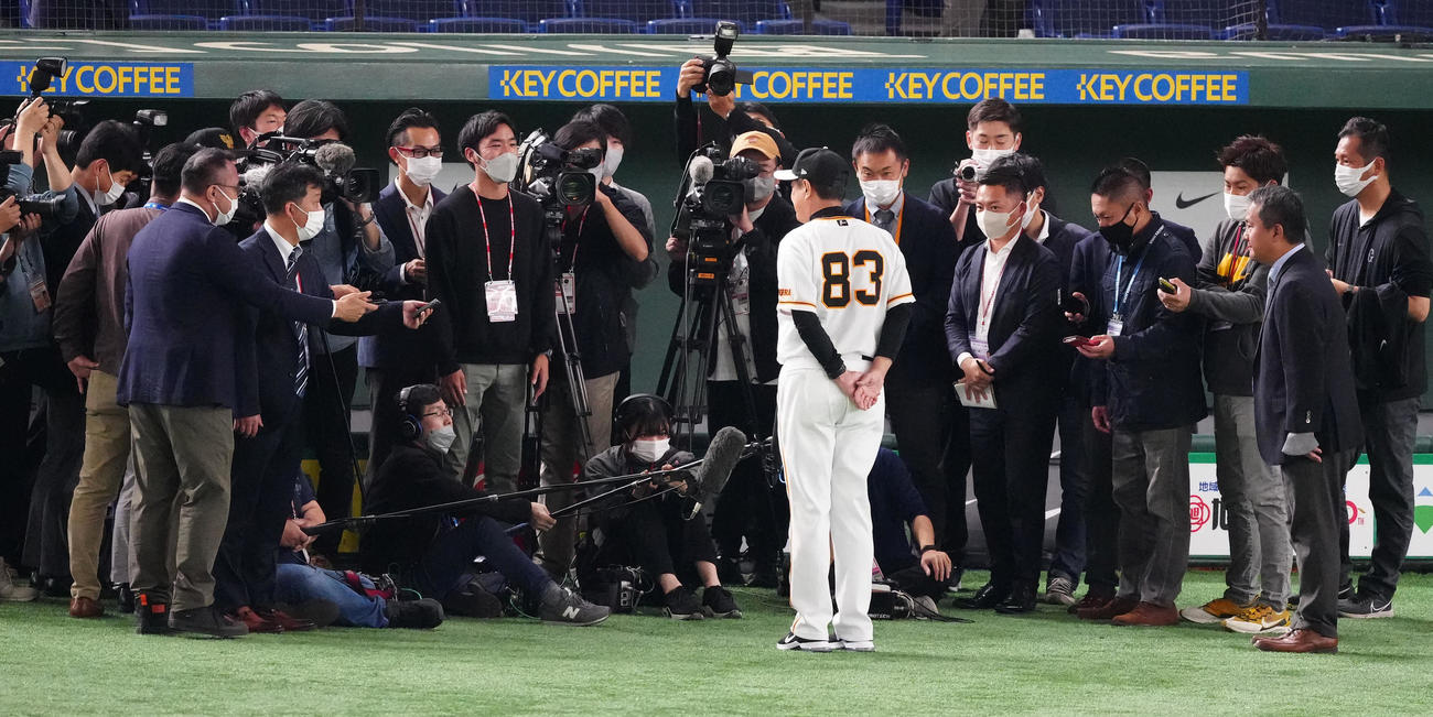 巨人対阪神　試合前、取材に応じる巨人原監督（中央）（撮影・江口和貴）