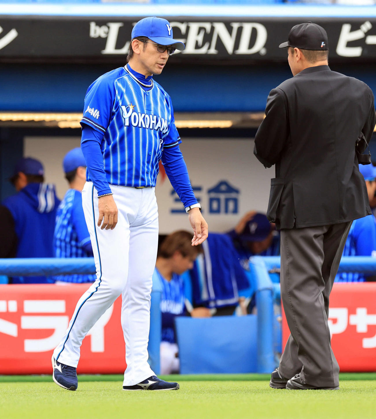 ヤクルト対DeNA 6回裏ヤクルトの攻撃前、投手交代を告げるDeNA三浦監督（撮影・浅見桂子）