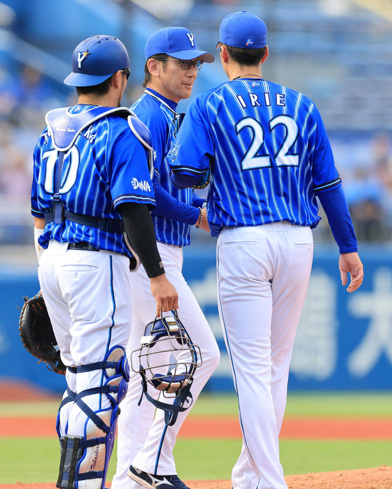ヤクルト対DeNA 7回裏ヤクルト2死、打者丸山和を迎える前、入江（右）に交代を告げる三浦監督（中央）（撮影・浅見桂子）