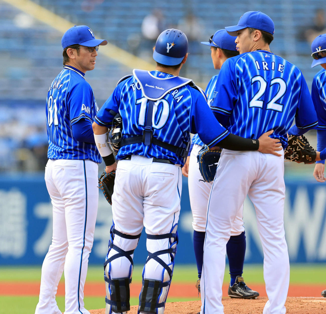 ヤクルト対DeNA 7回裏ヤクルト2死、打者丸山和を迎える前、入江（右）に交代を告げる三浦監督（左）（撮影・浅見桂子）