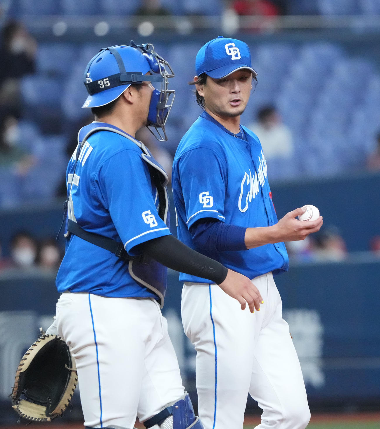 オリックス対中日戦　2回裏オリックス1死一、二塁、木下と言葉を交わす涌井（右）（撮影・森本幸一）