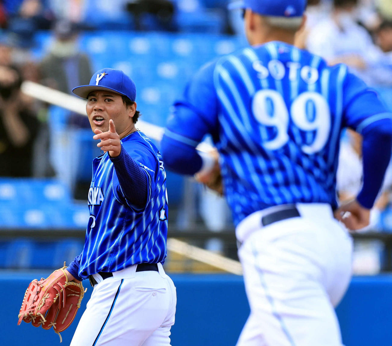 ヤクルト対DeNA 1回裏ヤクルトの攻撃を抑えた浜口（中央）はソトを笑顔で指さす（撮影・浅見桂子）