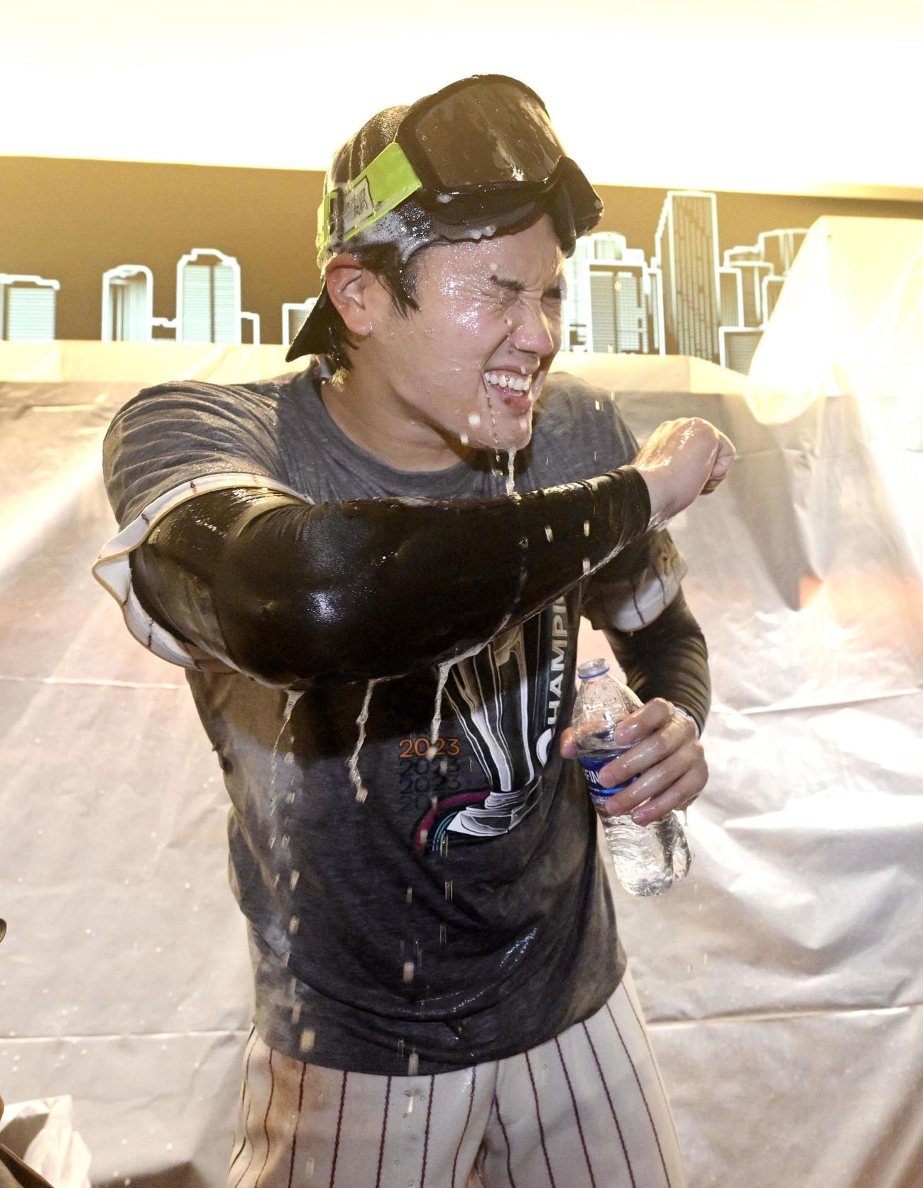 シャンパンをかけられた大谷翔平（代表撮影）