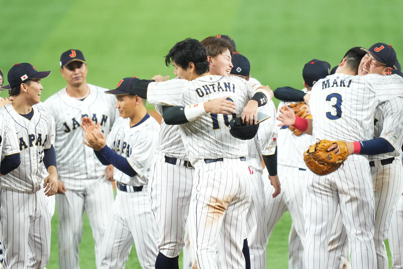 世界一を決め、村上（中央右）とハグする大谷（撮影・菅敏）