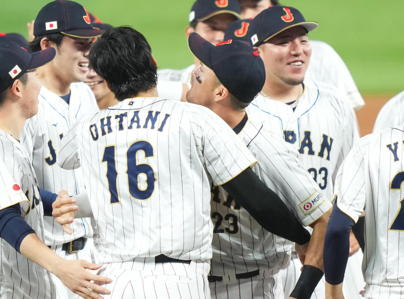 世界一を決め、ヌートバー（右）とハグする大谷（撮影・菅敏）