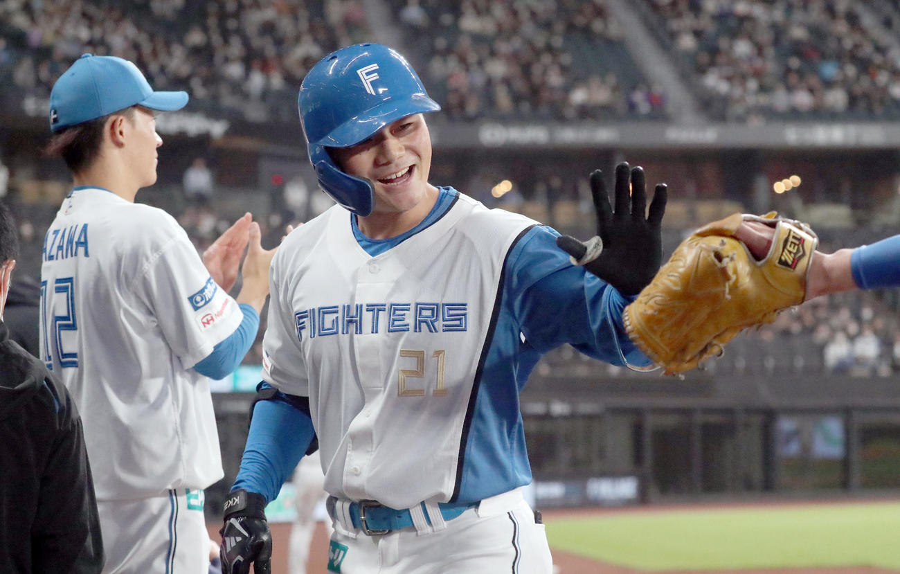 日本ハム対ソフトバンク　1回裏日本ハム2死、清宮は左越え本塁打を放ち加藤貴に出迎えられ笑顔を見せる（撮影・佐藤翔太）