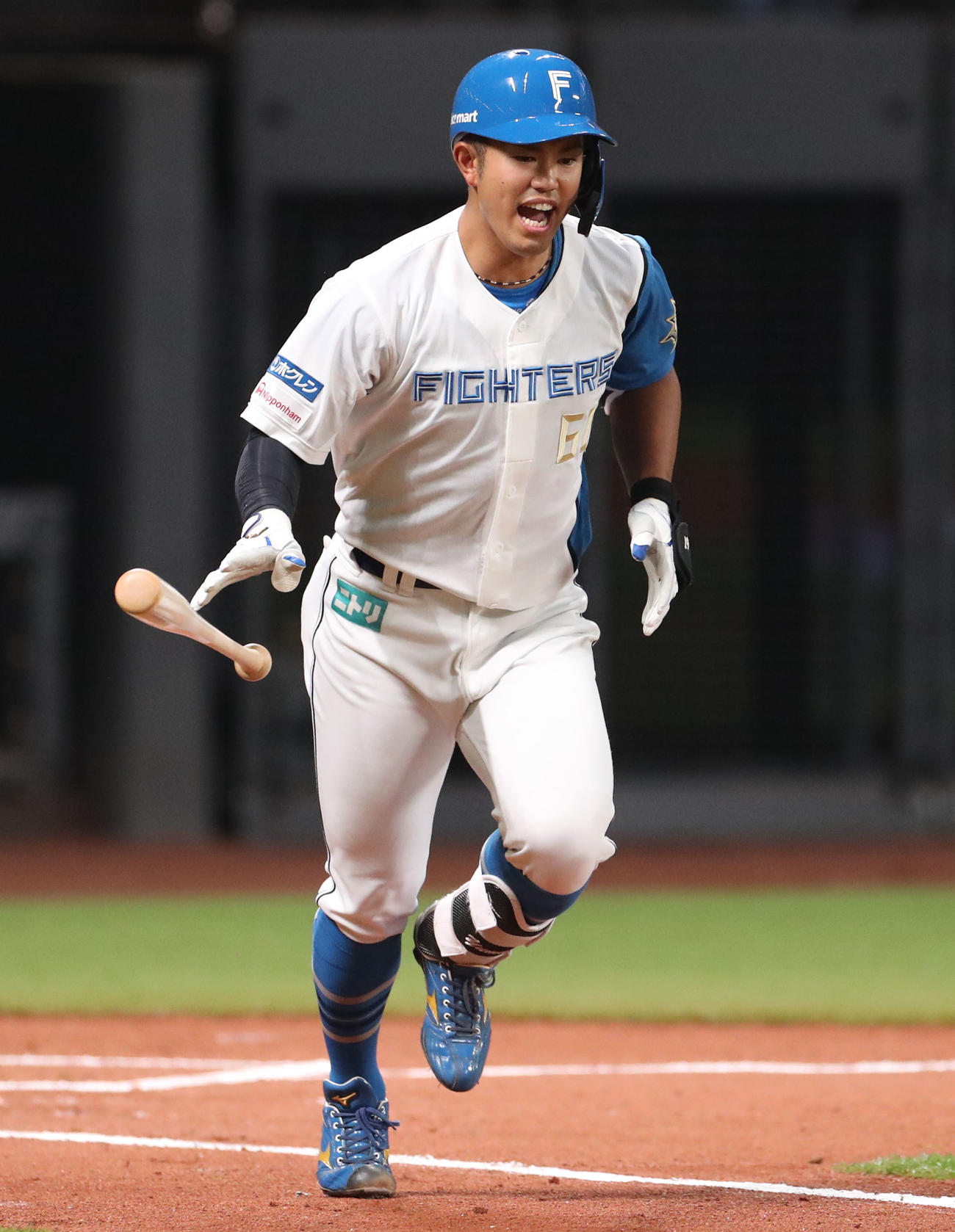 日本ハム対ソフトバンク　1回裏日本ハム無死一塁、今川は先制となる左越え2点本塁打を放つ（撮影・佐藤翔太）